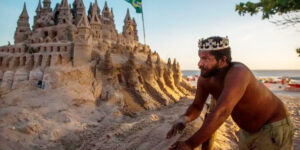 বালির দুর্গে একাই সামলাচ্ছেন রাজ্যপাট, পেট চালাতে বই বিক্রি করেন রাজা