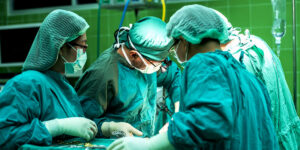 অন্য কোনও রঙ নয়, অস্ত্রোপচারের সময় কেন নীল বা সবুজ অ্যাপ্রন পরেন চিকিৎসকরা?