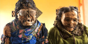 কবর থেকে মৃতদেহ তুলে সাজানো হয়, পরানো হয় নতুন পোশাক!